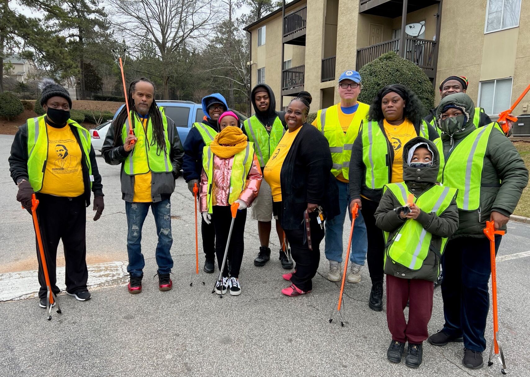 011922_MDJ_ActsofKindnessPart8_WeThriveLitterClean-Up1_GroupPhoto.jpg